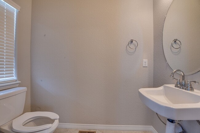 Building Photo - Stunning 3 Bedroom 2 Bathroom townhome in Fort Collins!