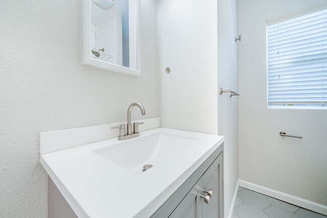 Building Photo - 303 E 38th St