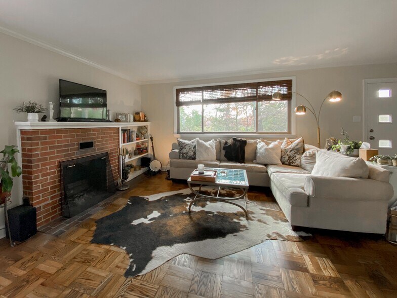 Living room - great cross-breeze into dining! - 1301 Gahant Rd