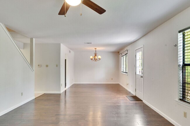 Building Photo - Great 3 bedroom home in South Austin!