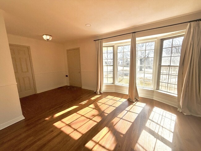 Building Photo - 1100 W Grand Ave