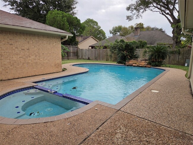 Building Photo - 14743 Charlmont Dr