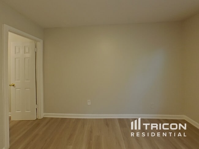 Building Photo - 2943 Pebblebrook Dr