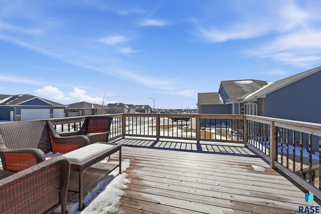Building Photo - 2701 W Oak Hill Dr