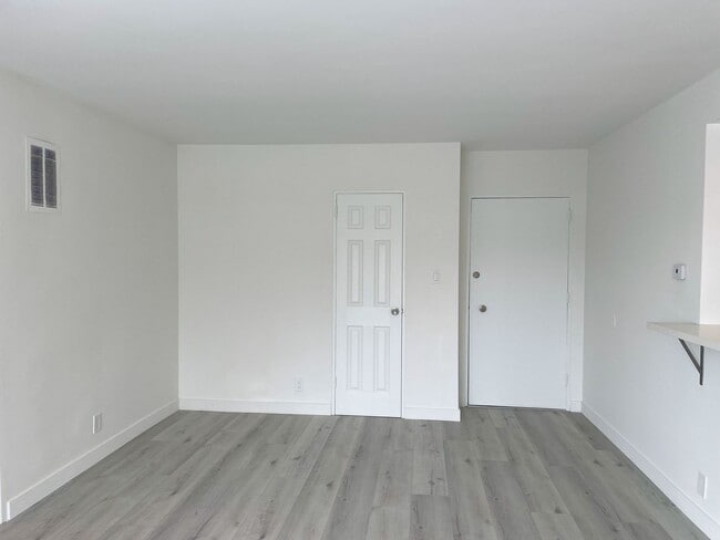 Interior Photo - 1815 N. Harvard Blvd