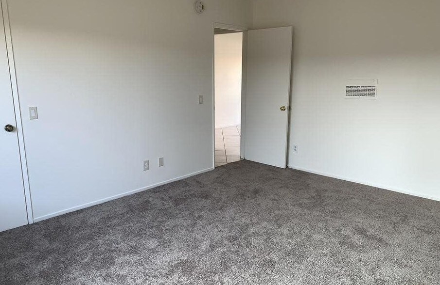 bedroom - 8800 Cedros Ave