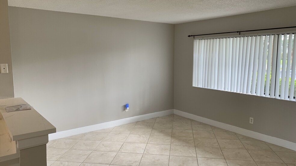 Living Room - 1714 Meadows Cir W