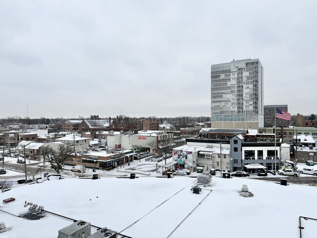 Building Photo - 2BR/2BA Skylofts Condo with Balcony & Garage Parking