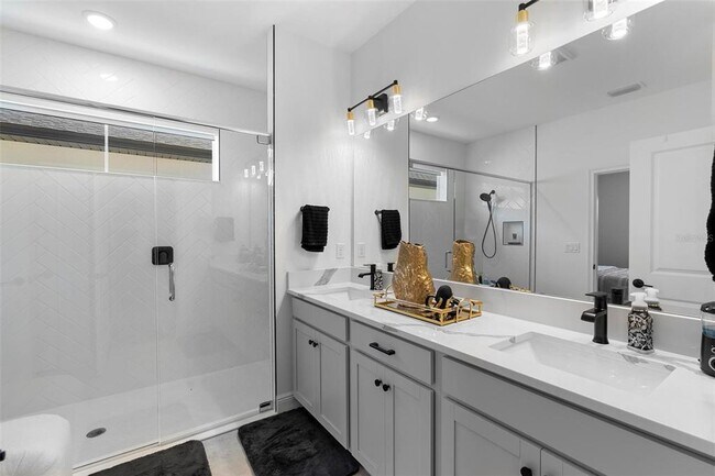 Building Photo - 4911 Shady Pnes Dr