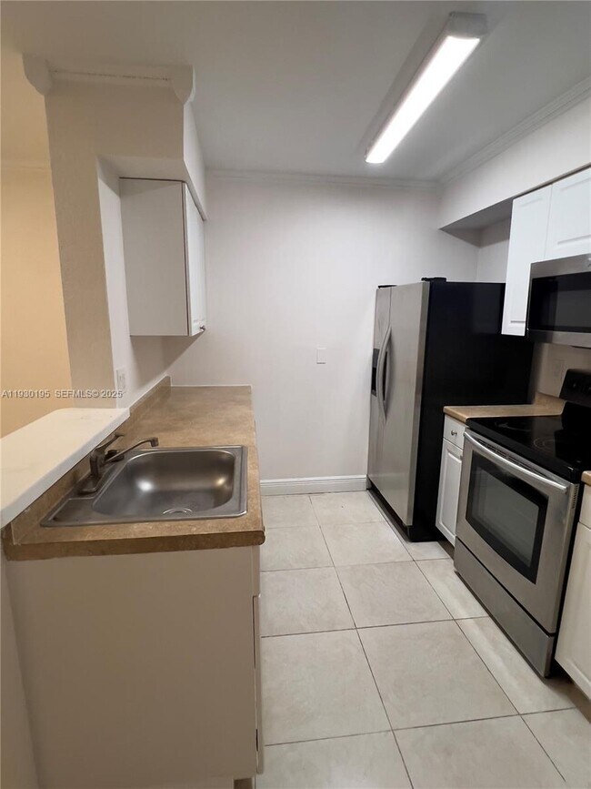 Building Photo - 2880 N Oakland Forest Dr