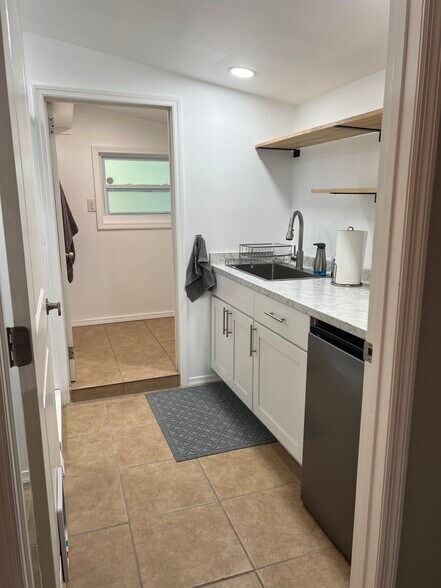 Efficiency kitchen - 539 Bay St