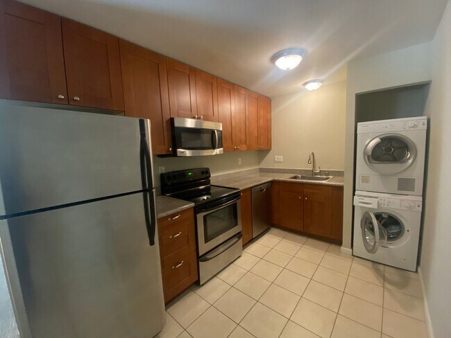 Building Photo - Light and Bright Monterey Condo!