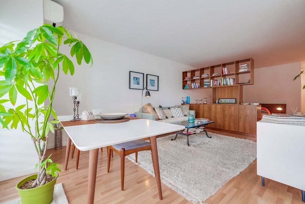 Building Photo - 999 N Doheny Dr