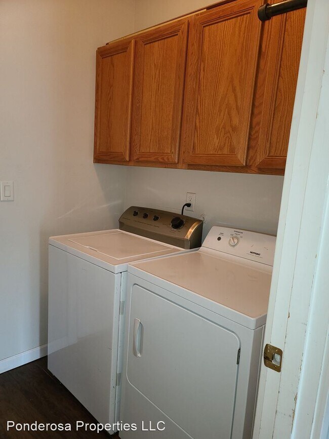 Building Photo - 3 br, 2.5 bath House - 150 SW Cascade Moun...