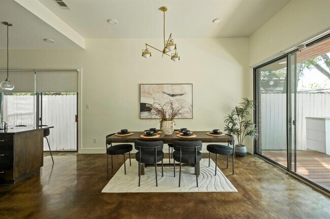 Building Photo - 2017 Kinney Ave