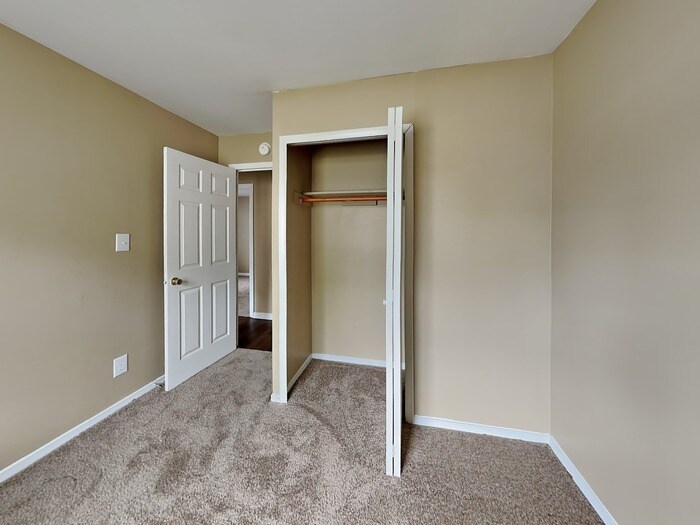 Building Photo - 890 Edgewood Dr