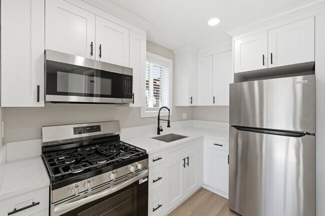 Building Photo - Donner