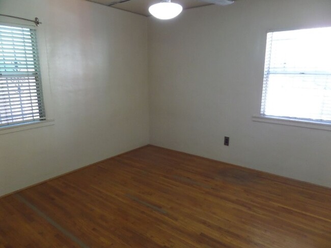 Building Photo - 2 Bedroom-1 Bathroom Single Story Home in ...