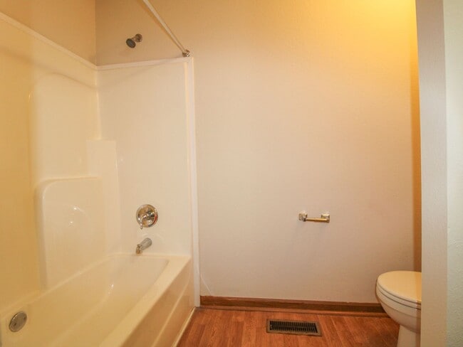 Building Photo - 130 Meadows Ln
