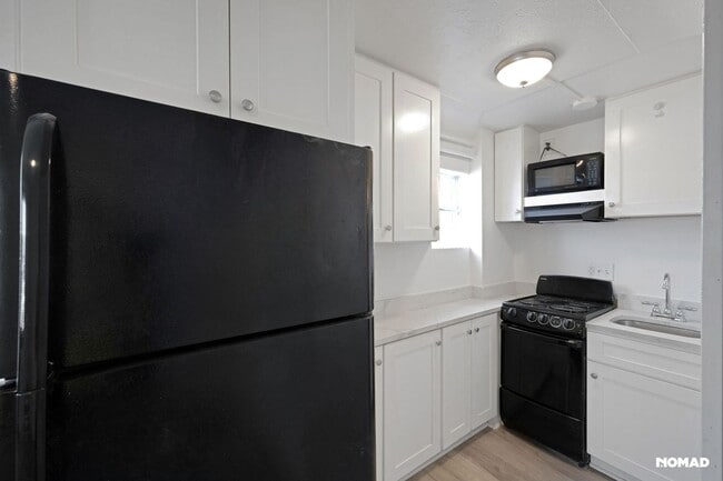 Building Photo - Clean affordable studio in Englewood