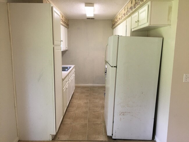 Building Photo - 1450 E Church St