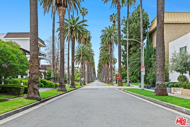 Building Photo - 136 S Palm Dr