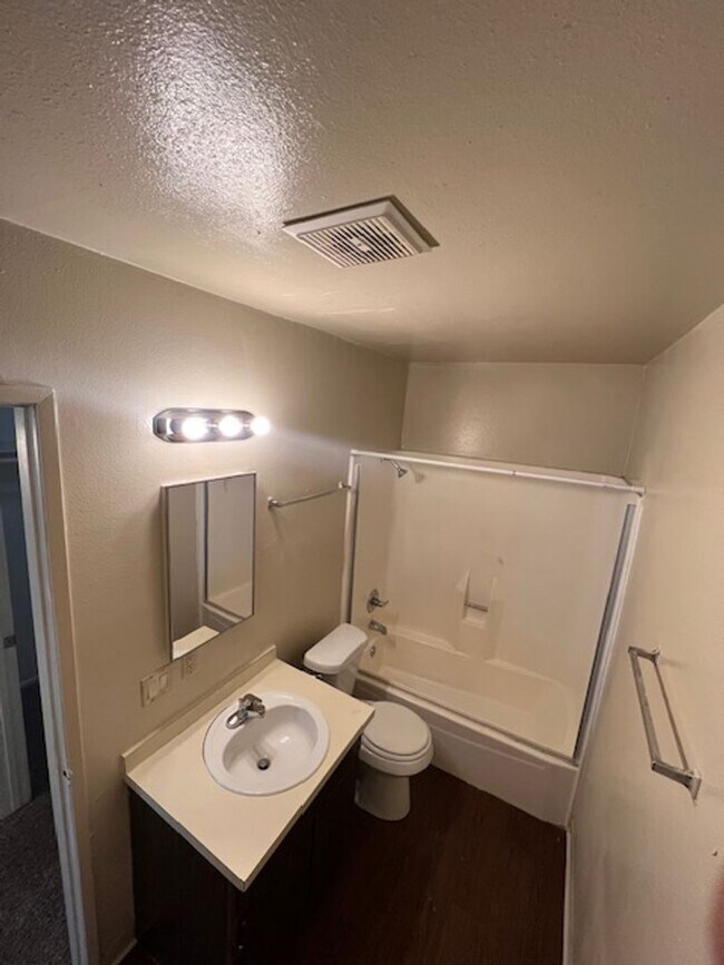 Building Photo - Studio and Bath, 600 sqft with walk in clo...