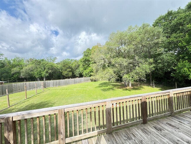 Building Photo - 879 Christmas Rd