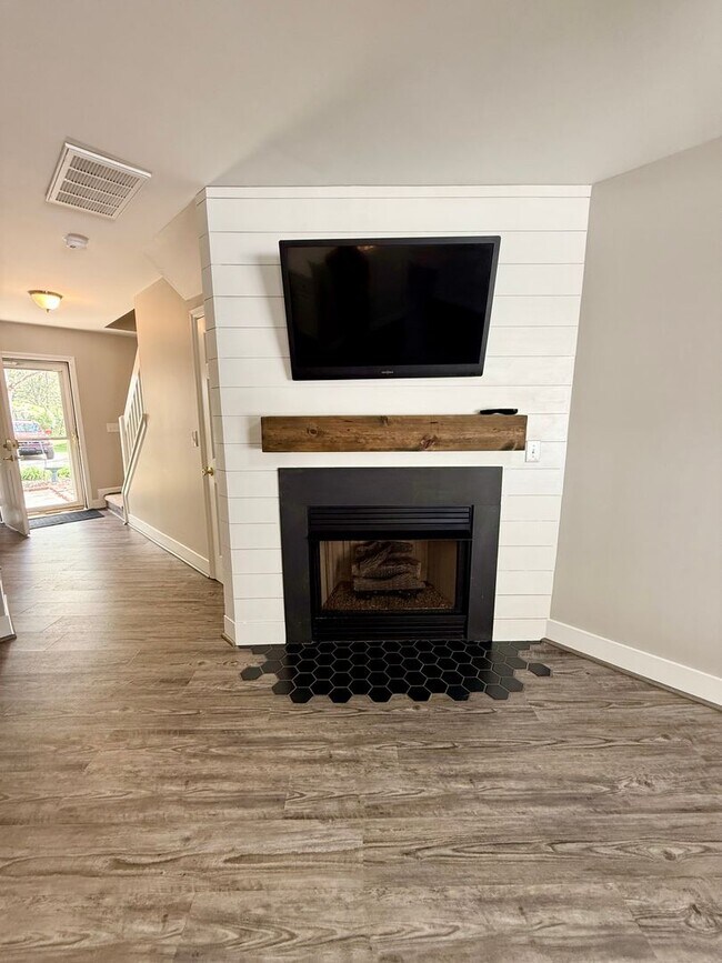 Building Photo - Beautiful 2 Bedroom, 2.5 Bath Townhome in St. Andrews at Stoney Creek – Golf Course Community, Wh...