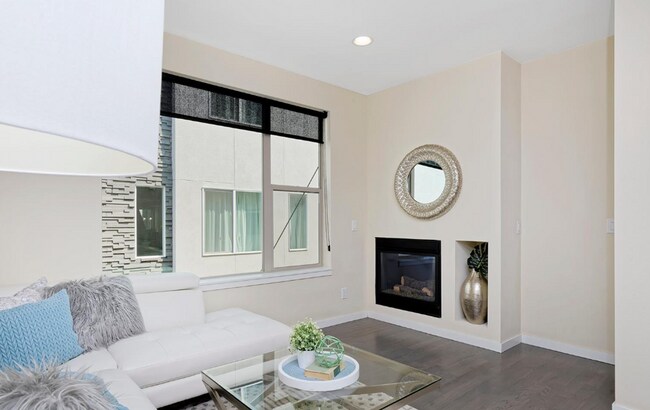 Building Photo - Modern 2 Bedroom, 2.5 Bath Townhome in Cit...
