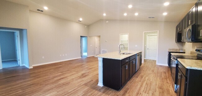 Building Photo - 4-Bedroom, 2-Bathroom in Villamar Winter Haven