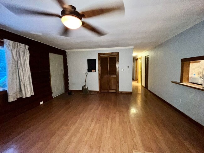 Building Photo - 4-bedroom home in North Pole / On city water