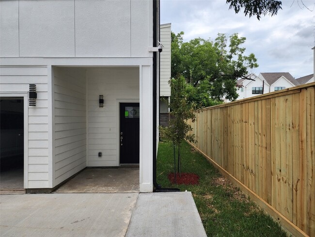 Building Photo - 3411 St Emanuel St