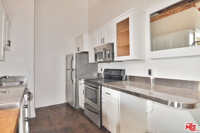 Building Photo - 215 W 7th St