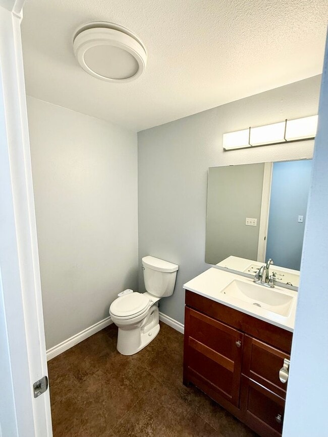 Building Photo - Spacious house in Bremerton.