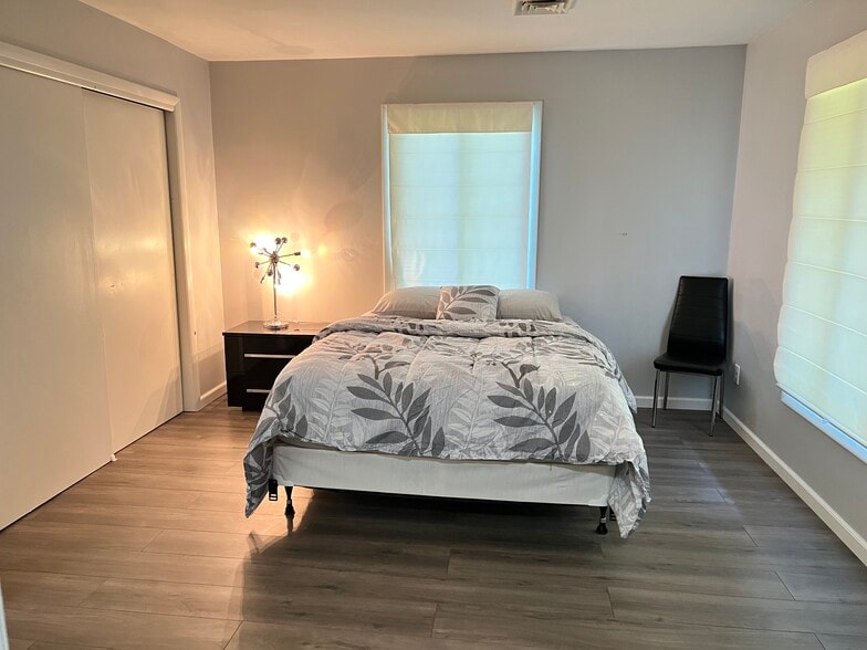 Master bedroom - 11405 Central Dr W