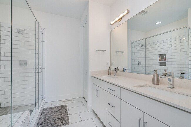 Building Photo - 1659 Duckworth Ave