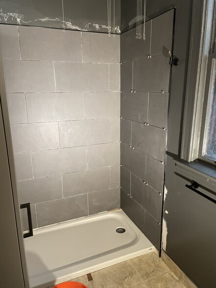 Shower - 3489 N Elston Ave