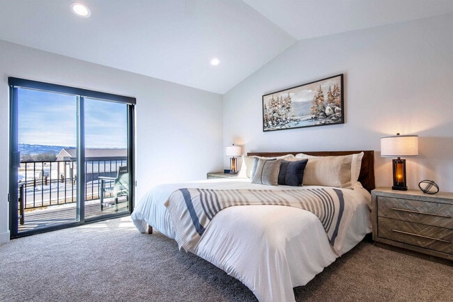 Building Photo - 690 Stone Peak Lp