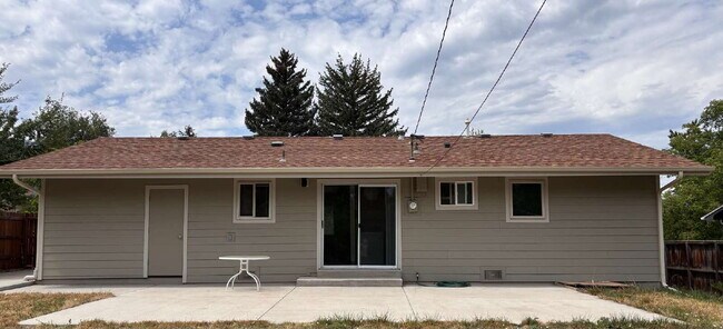 Building Photo - 3 BR bright, sunny, well-maintained house with large fenced yard and attached garage.