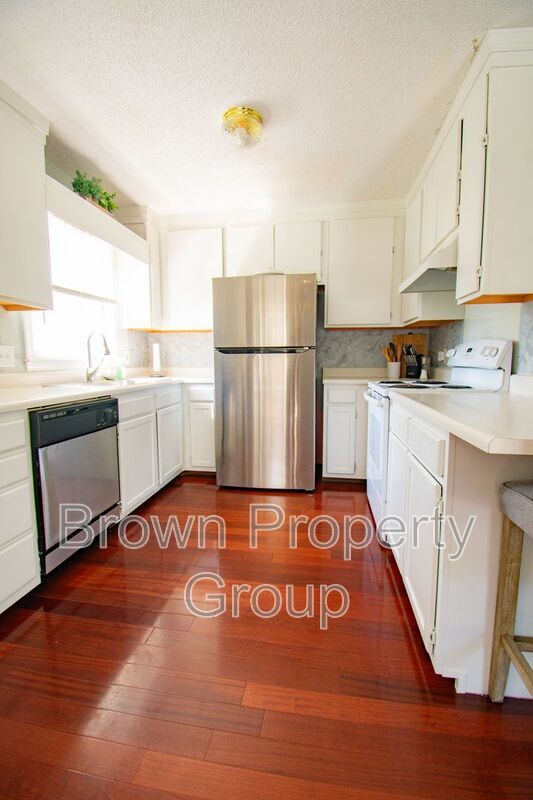 Building Photo - 20 N Hillside Dr