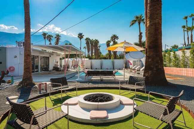Building Photo - Retro Chic Oasis Saltwater Pool, Spa & Mnt...
