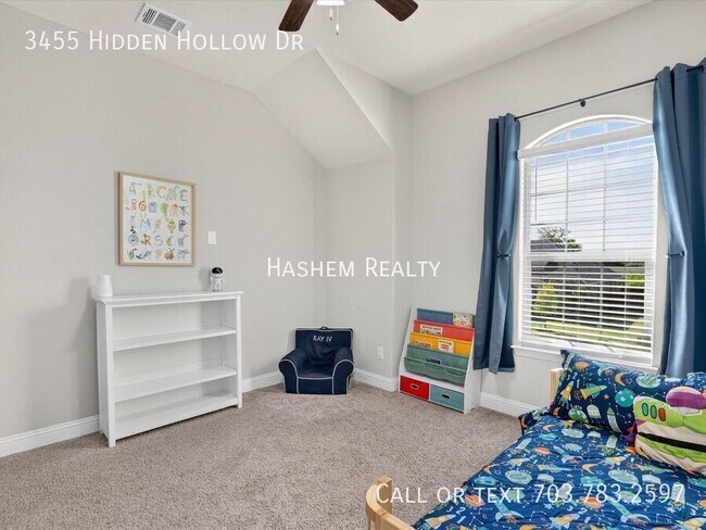 Building Photo - 3455 Hidden Holw Dr