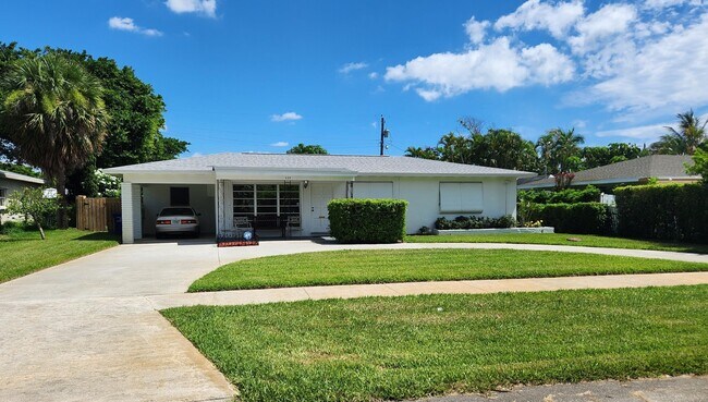 Building Photo - 225 E Ilex Dr