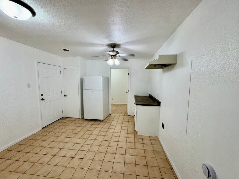 Building Photo - 8 Louise Ln