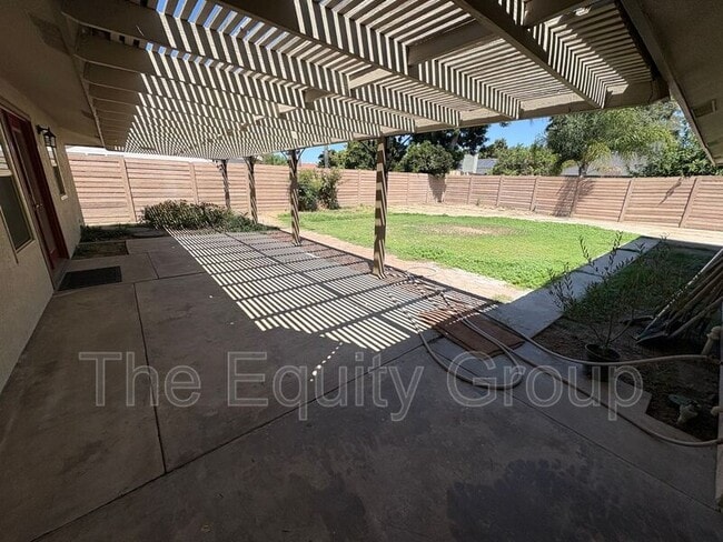 Building Photo - 2322 E Vassar Dr