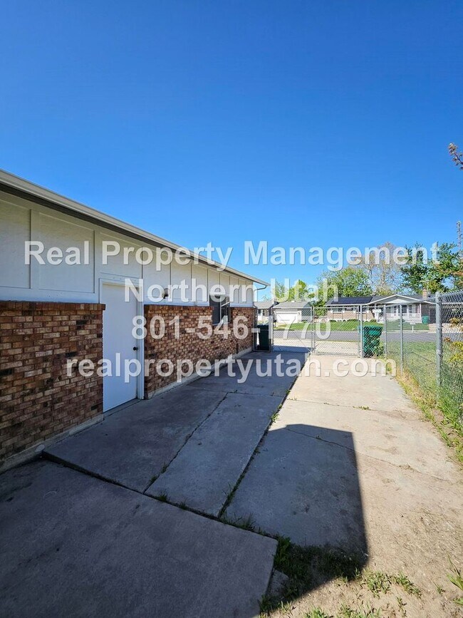 Building Photo - Lovely 5 Bedroom Home in Layton Available Now!