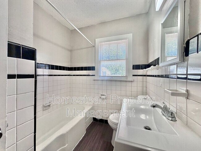 Building Photo - 1436 NE 8th St