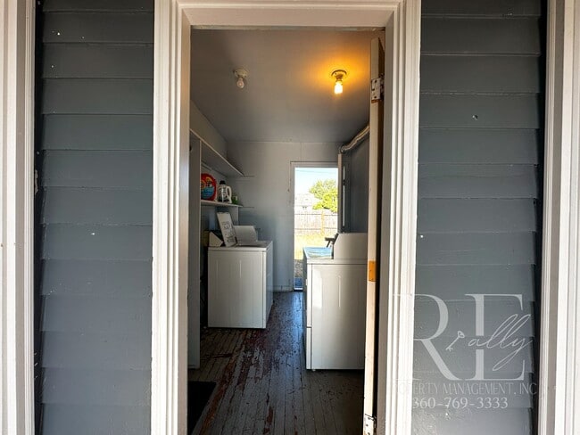 Building Photo - Fantastic Manette; Seattle Peek-a-boo