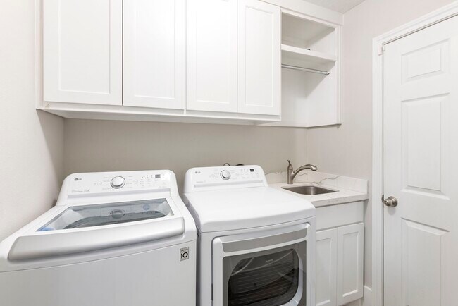 Building Photo - 6223 Pinewood Heights Dr